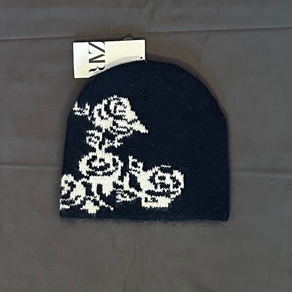 Zara - Black and White Floral Beanie